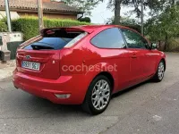 Usado Ford Focus Trend 100 CV (73 kW) 2008 Rojo Berlina
