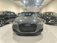 Usado Audi A3 116 CV (85 kW) 2019 Gris / plata Berlina