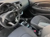 Usado Kia Rio 109 CV (80 kW) 2012 Rojo Berlina
