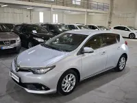 Usado Toyota Auris Hybrid Active 136 CV (100 kW) 2016 Gris / plata Berlina