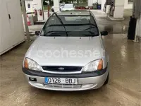 Usado Ford Fiesta Ambiente 60 CV (44 kW) 2000 Gris / plata Utilitario