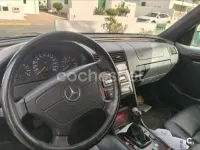 Usado Mercedes C180 Elegance 122 CV (89 kW) 1996 Granate Familiar