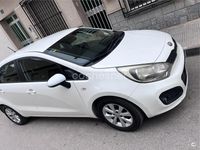 Usado Kia Rio 85 CV (62 kW) 2013 Blanco Berlina