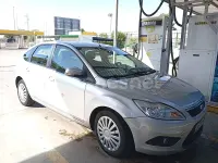 Usado Ford Focus Trend 109 CV (80 kW) 2010 Gris / plata Berlina