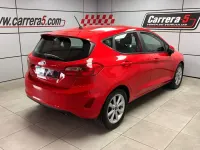 Usado Ford Fiesta Trend 100 CV (73 kW) 2017 Rojo Utilitario
