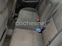 Usado Ford Focus Ghia 100 CV (73 kW) 2001 Gris / plata Berlina