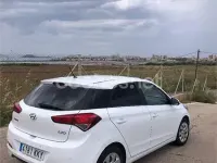 Usado Hyundai i20 84 CV (61 kW) 2018 Blanco Berlina