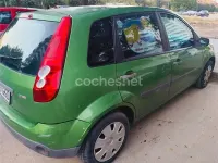 Usado Ford Fiesta Ambiente 68 CV (50 kW) 2008 Verde Utilitario