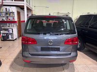Usado VW Touran Advance 105 CV (77 kW) 2011 Gris / plata Monovolumen
