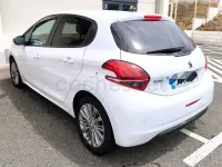 Usado Peugeot 208 Access 82 CV (60 kW) 2017 Blanco Utilitario
