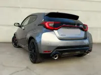 Usado Toyota Yaris 280 CV (205 kW) 2024 Gris Utilitario
