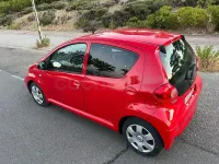 Usado Toyota Aygo Live 68 CV (50 kW) 2010 Rojo Utilitario