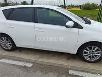 Usado Toyota Auris Active 90 CV (66 kW) 2015 Blanco Berlina