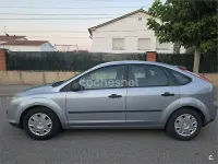 Usado Ford Focus Trend 100 CV (73 kW) 2005 Gris / plata Berlina