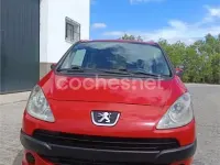 Usado Peugeot 1007 Sport 70 CV (51 kW) 2006 Rojo Monovolumen
