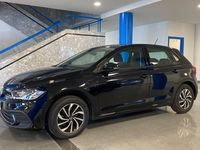 Usado VW Polo Life 95 CV (69 kW) 2023 Negro profundo efecto perla Utilitario