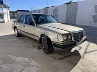 Usado Mercedes E230 132 CV (97 kW) 1988 Beige Berlina