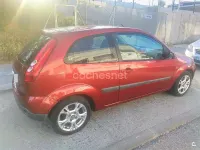 Usado Ford Fiesta Ambiente 70 CV (51 kW) 2007 Rojo Utilitario