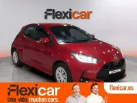 Usado Toyota Yaris Hybrid Active 116 CV (85 kW) 2023 Rojo