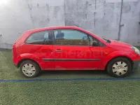 Usado Ford Fiesta Futura 80 CV (58 kW) 2007 Rojo Utilitario