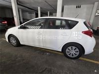 Używany Toyota Auris Live 90 KM (66 kW) 2013 Biały Sedan/Limuzyna
