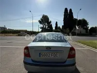 Usado Ford Focus Trend 90 CV (66 kW) 2006 Gris / plata Berlina