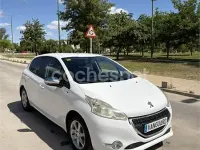 Usado Peugeot 208 Access 82 CV (60 kW) 2015 Blanco Utilitario
