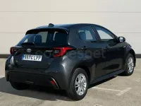 Usado Toyota Yaris Hybrid Active 116 CV (85 kW) 2021 Gris / plata Berlina