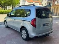 Usado Mercedes T180 131 CV (96 kW) 2023 Gris / plata Monovolumen