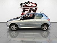 Usado Peugeot 206 70 CV (51 kW) 2006 Gris / plata Berlina
