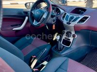 Usado Ford Fiesta Trend 82 CV (60 kW) 2010 Violeta / lila Berlina