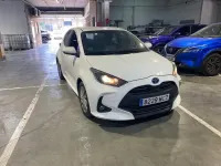 Usado Toyota Yaris Hybrid Active 115 CV (84 kW) 2022 Blanco Berlina