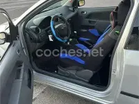 Usado Ford Fiesta Trend 80 CV (58 kW) 2003 Gris / plata Utilitario