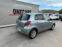 Usado Toyota Yaris 90 CV (66 kW) 2009 Gris / plata Utilitario