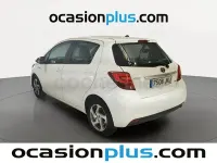 Usado Toyota Yaris Hybrid Active 100 CV (73 kW) 2016 Blanco Berlina
