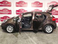 Usado Kia Rio 86 CV (63 kW) 2014 Marrón Utilitario
