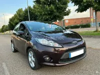 Usado Ford Fiesta Ambiente 68 CV (50 kW) 2010 Granate Berlina