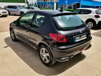 Usado Peugeot 206 110 CV (80 kW) 2005 Negro Berlina