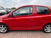 Usado Toyota Yaris Sport 105 CV (77 kW) 2003 Rojo Utilitario