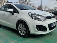 Usado Kia Rio 85 CV (62 kW) 2013 Blanco Berlina