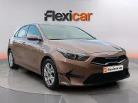 Usado Kia Ceed 101 CV (74 kW) 2023 Beige Utilitario