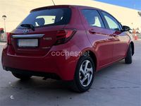 Usado Toyota Yaris Hybrid Active 100 CV (73 kW) 2015 Rojo Berlina