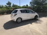 Usado Toyota Yaris Hybrid Active 100 CV (73 kW) 2014 Blanco Berlina