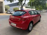 Usado Opel Astra Excellence 110 CV (80 kW) 2015 Rojo Berlina