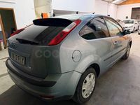 Usado Ford Focus Trend 90 CV (66 kW) 2007 Gris / plata Berlina
