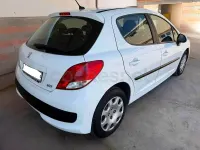 Usado Peugeot 207 70 CV (51 kW) 2010 Blanco Berlina