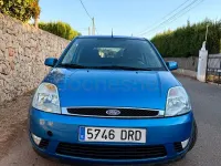 Usado Ford Fiesta Ambiente 68 CV (50 kW) 2005 Azul Utilitario