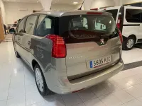 Usado Peugeot 5008 Allure 150 CV (110 kW) 2012 Marrón Monovolumen