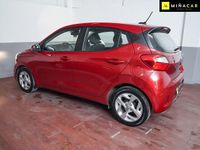 Usado Hyundai i10 67 CV (49 kW) 2022 Rojo Utilitario