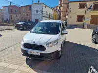Usado Ford Tourneo Courier Trend 100 CV (73 kW) 2017 Blanco Monovolumen